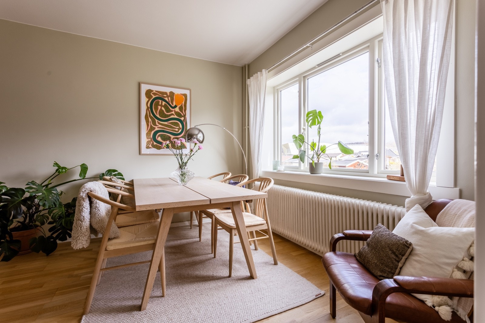 vinduene er nylig skiftet i regi av gården og radiatorene er tilkoblet fjernvarme. Både vamrtvann, fyring, kabel-tv og internett er inkludert i felleskostnadene. Galleribilde