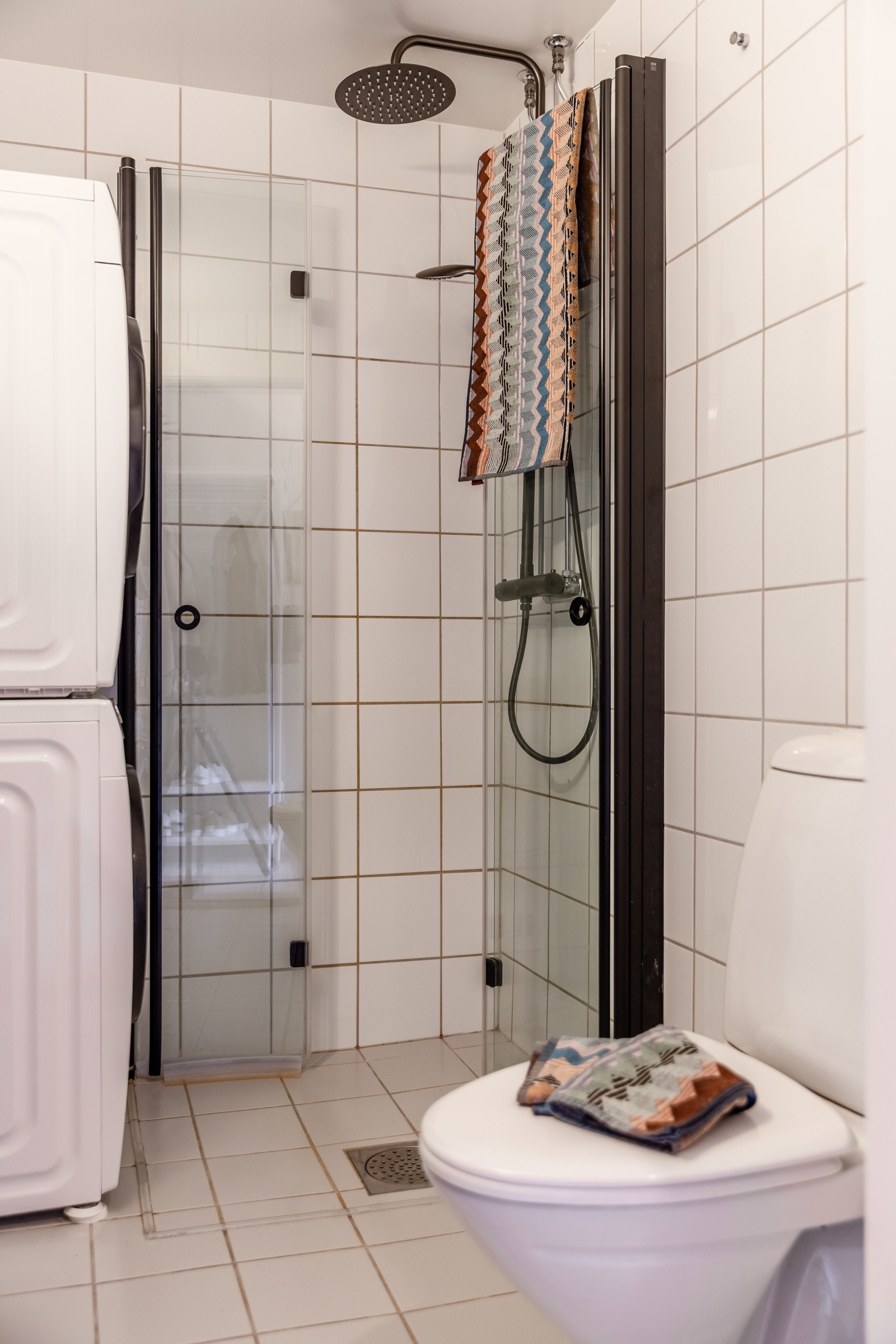 Badet har varmekabler på gulvet og opplegg til både vaskemaskin og tørketrommel. Galleribilde