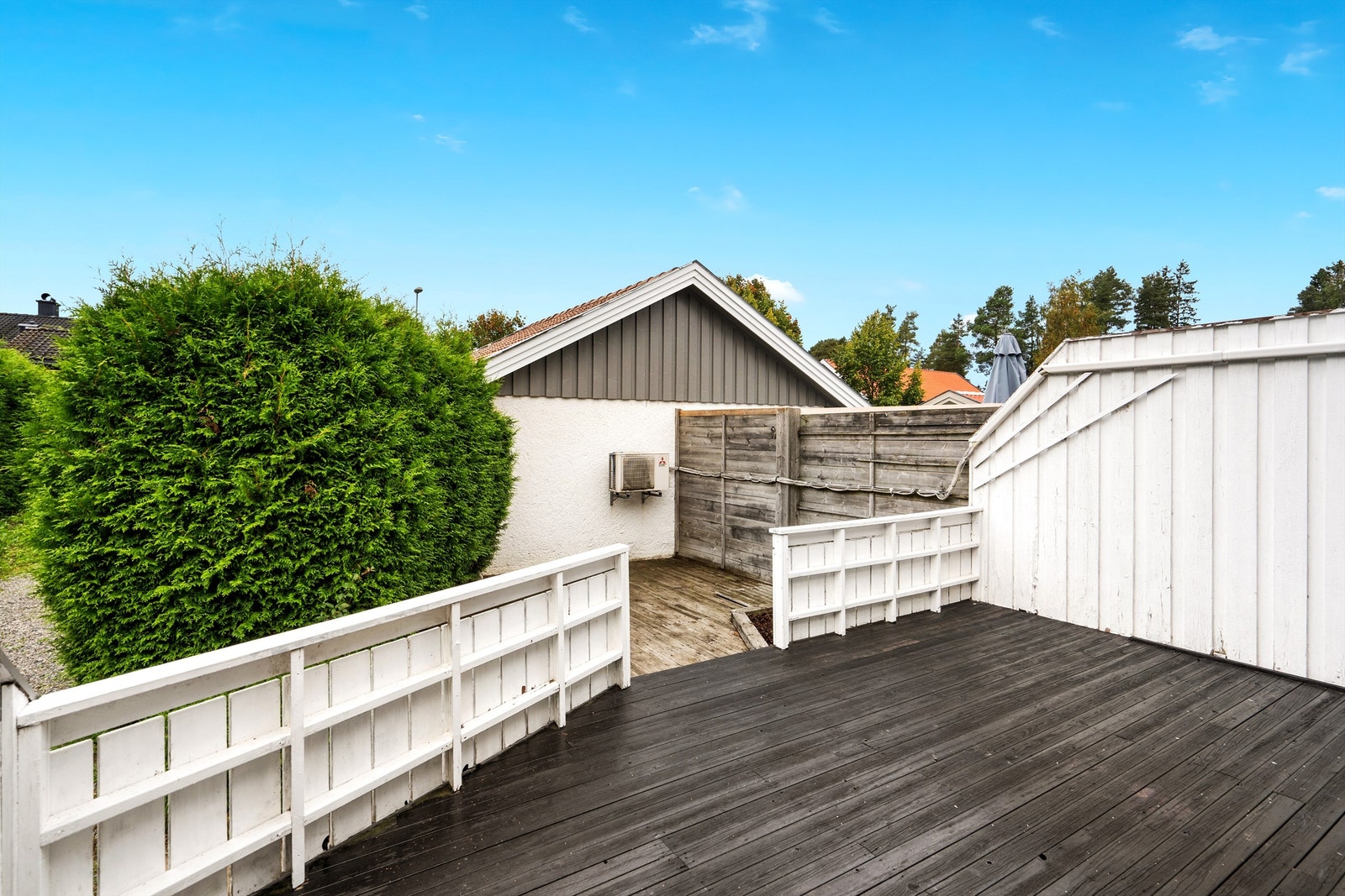 Solrik, vestvendt terrasse på ca. 40 kvm. med skjermende levegger Galleribilde