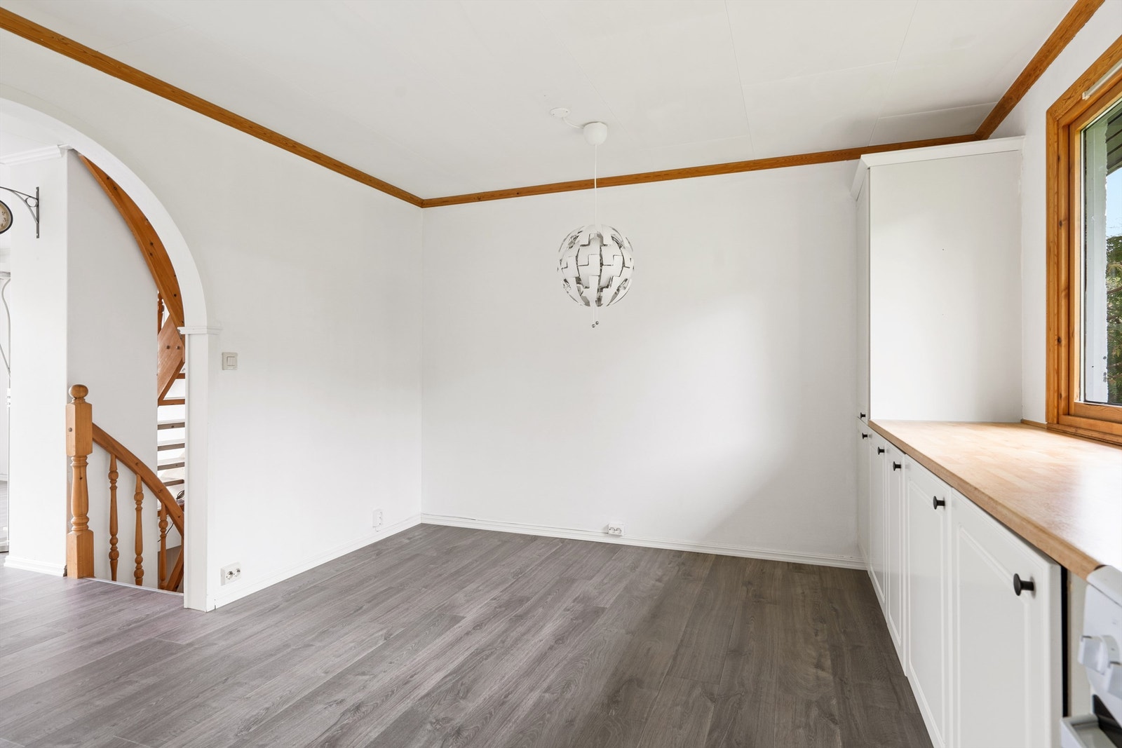 På kjøkkenet er det plass til frokostbord og stoler Galleribilde