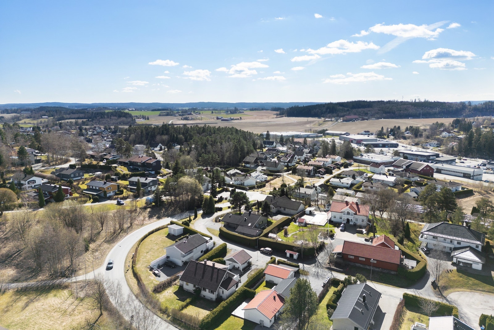 Det er kort og trygg gange til flotte friarealer og turterreng, lekeplasser, barnehage og barneskole Galleribilde