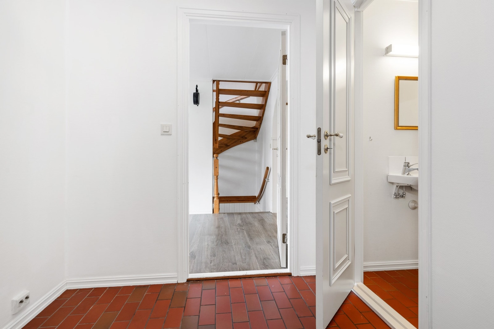 Toalettrom i tilknytning til entréen Galleribilde