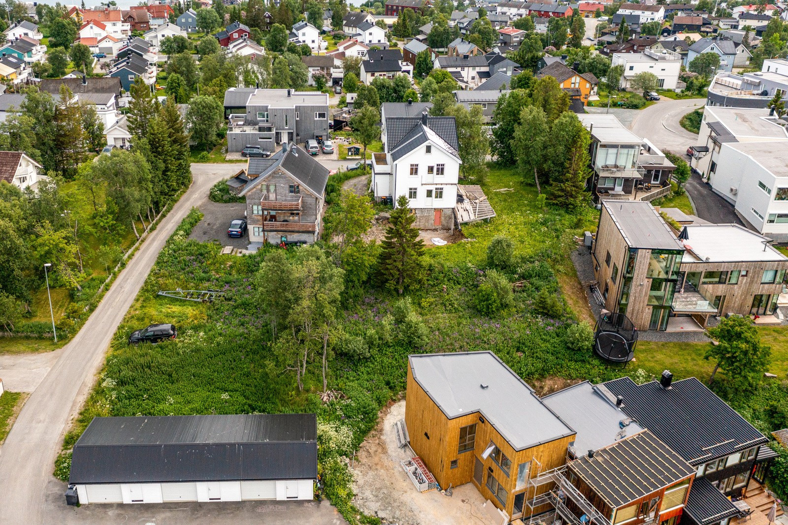Velkommen til Forhåpningen 27 - En av de flotteste eiendomstomtene i Tromsø, et steinkast unna Prestvannet.
