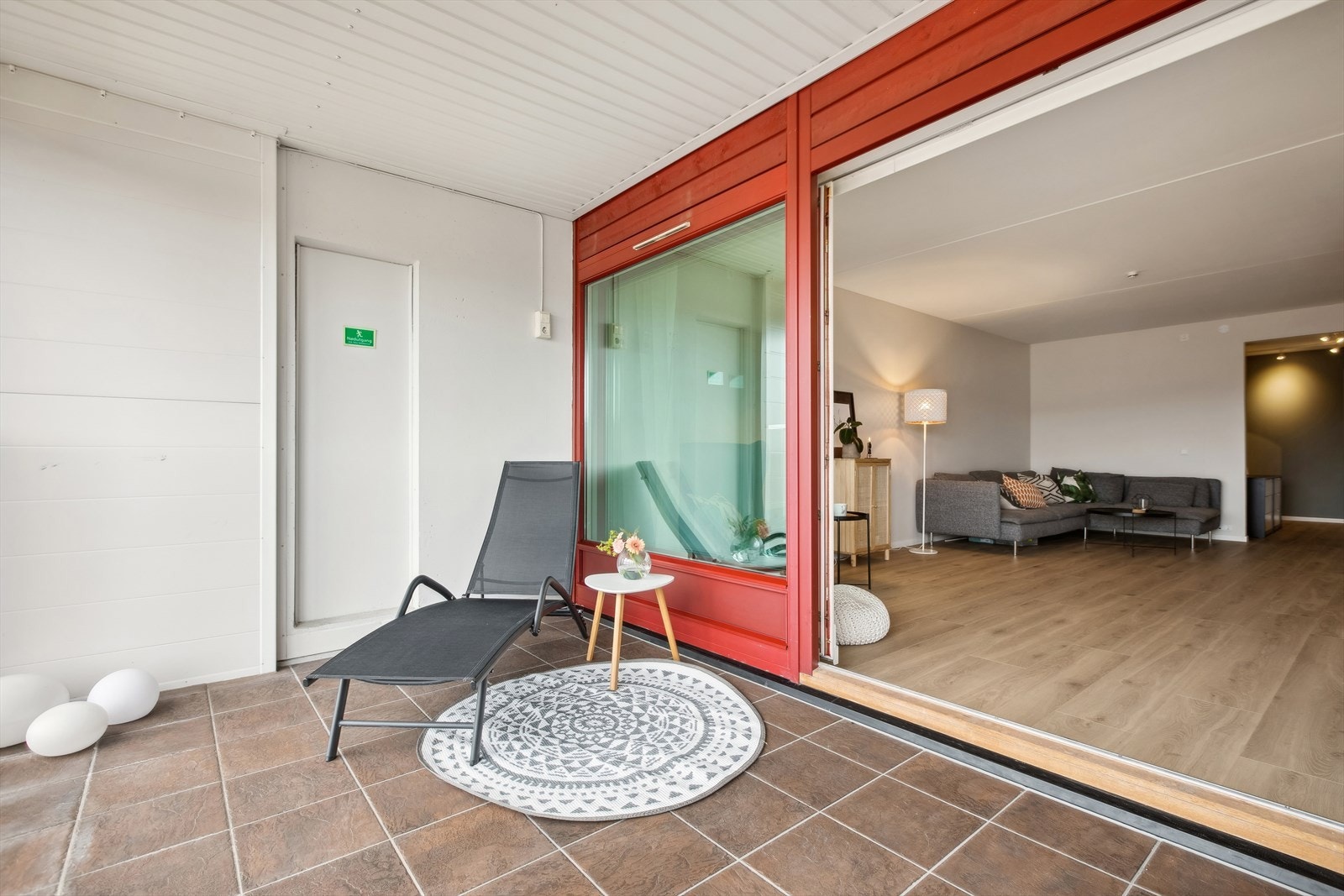 Støpt dekke med fliser og rekkverk av stål/glass. Galleribilde