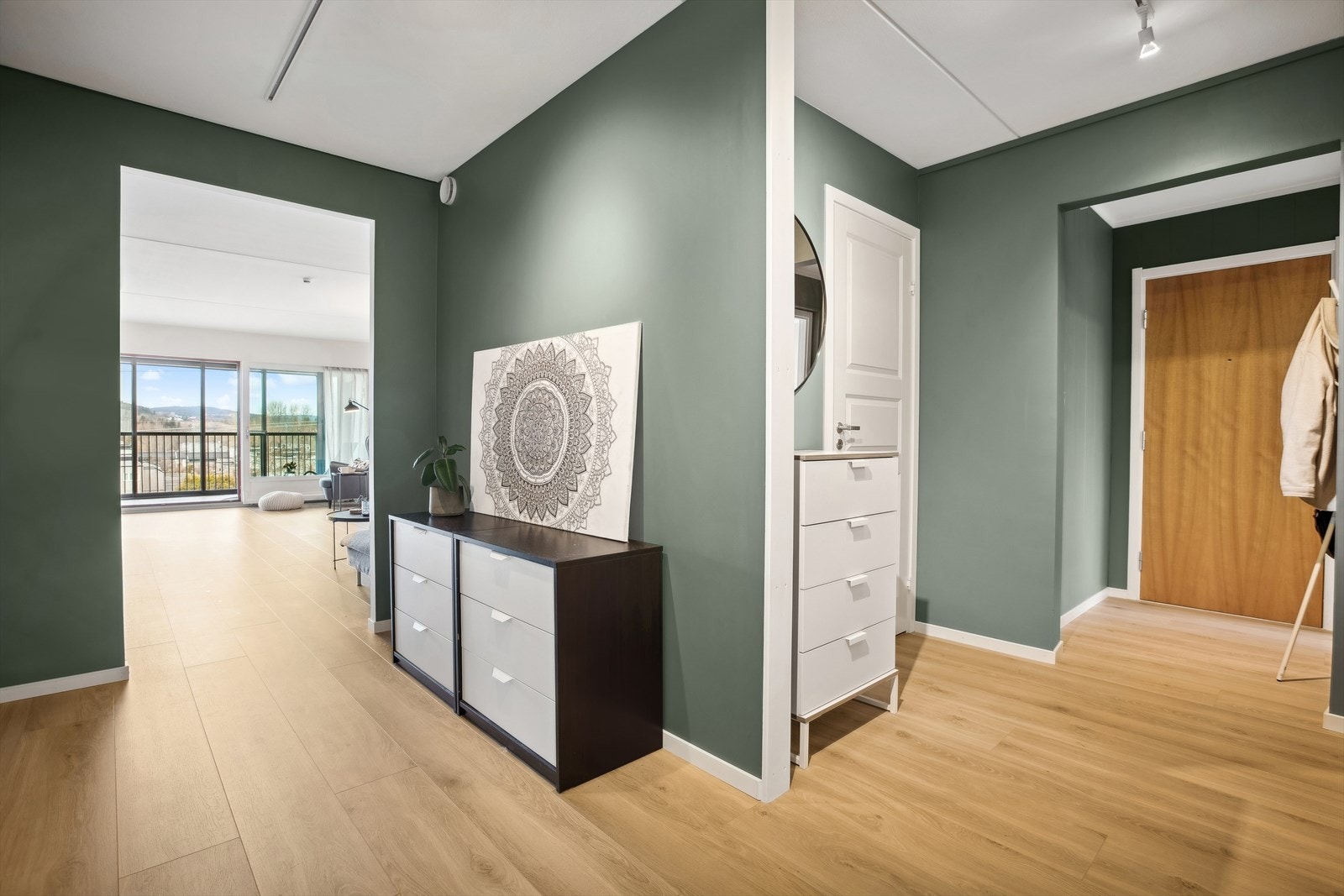 Her i toppetasjen ønskes du velkommen i en romslig entré med god plass til oppbevaringsmuligheter for yttertøy i åpen garderobe. Herfra har du adkomst til en praktisk bod for ekstra lagringsplass. Galleribilde