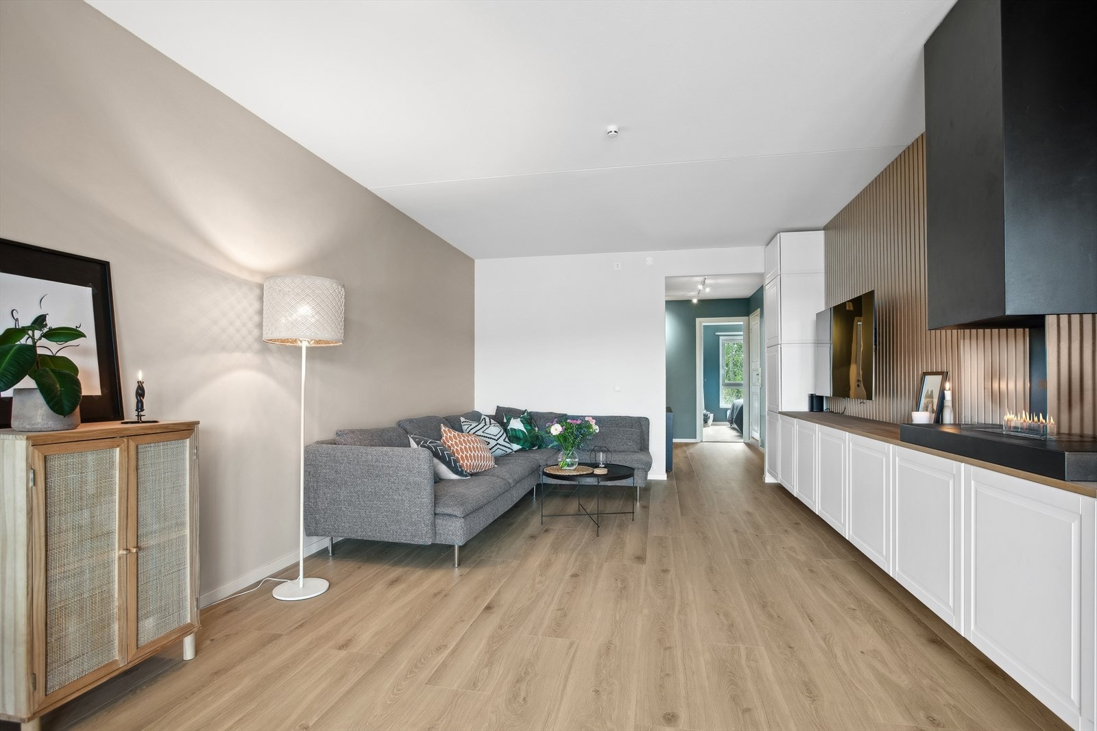 Romslig og nyoppusset stue med spilevegg, Tenderflame-peis og plassbygget skap. Galleribilde