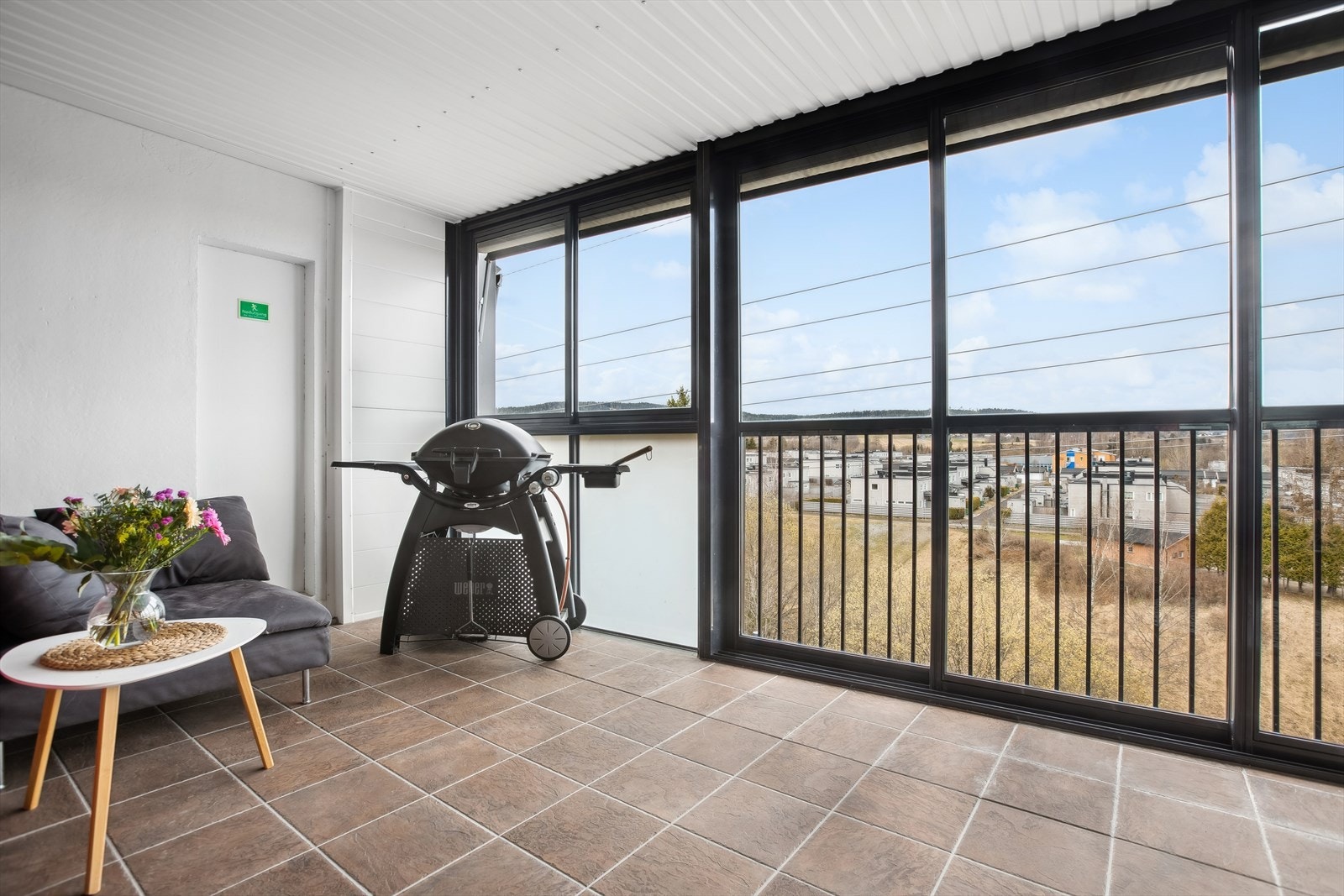 Verandaen måler ca. 15 kvm og har heldekkende vindusflater som kan skyves til side for å slippe inn solen som skinner her i rikelig monn. Galleribilde