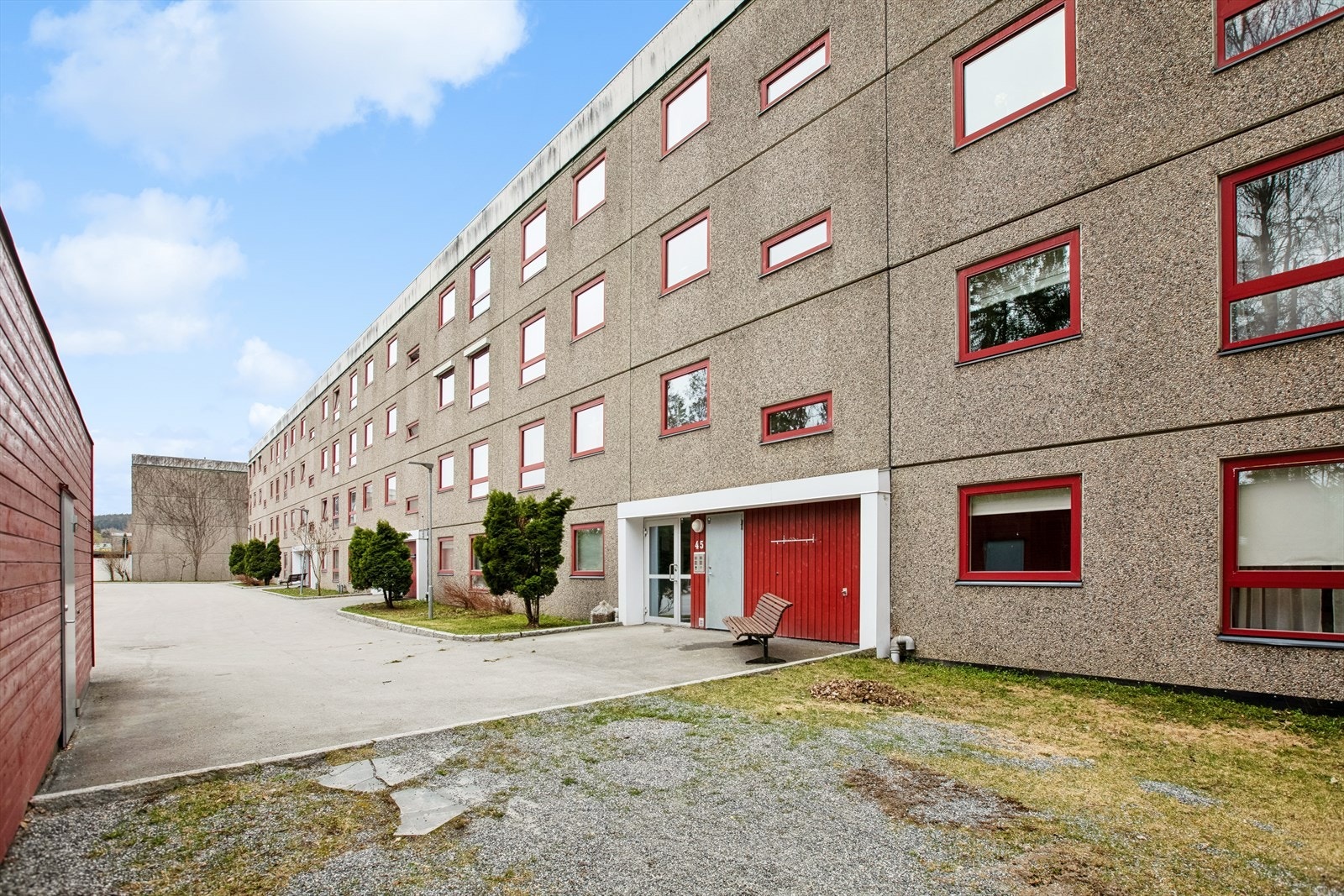 Boligen ligger i innerste blokk på feltet, helt skjermet og rolig. Det er parkering på reservert plass i felles garasjeanlegg samt utendørs gjesteparkering. Galleribilde