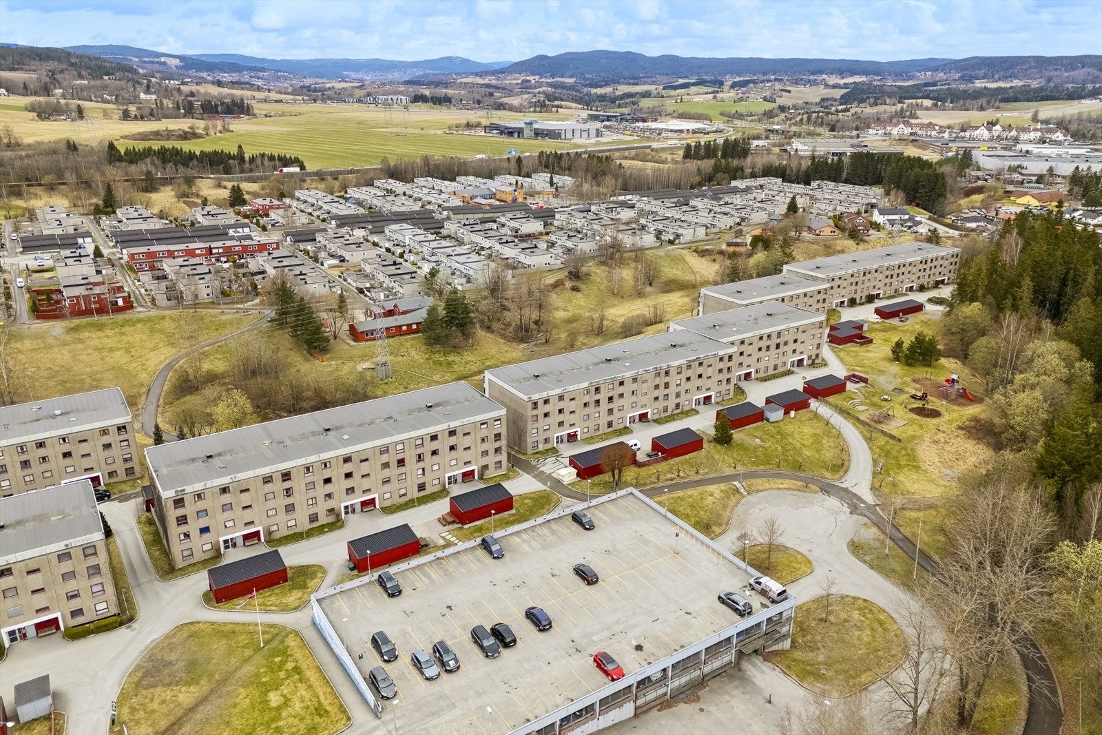 Boligen ligger innerst på feltet inntil fine grøntområder. Galleribilde