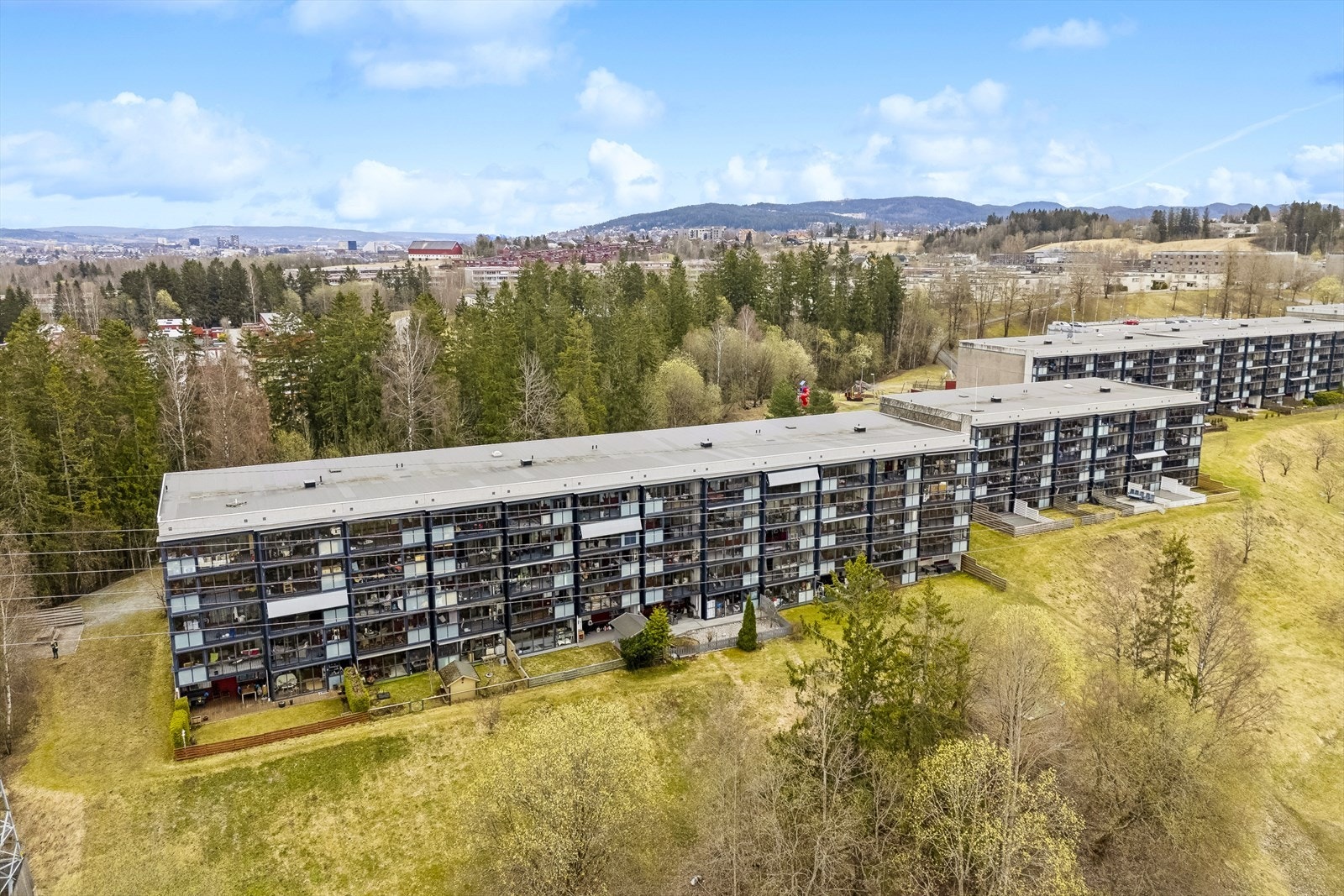 Ålingsåsveien 45 ligger meget attraktivt og sentralt til på Skjetten i Lillestrøm kommune. Galleribilde