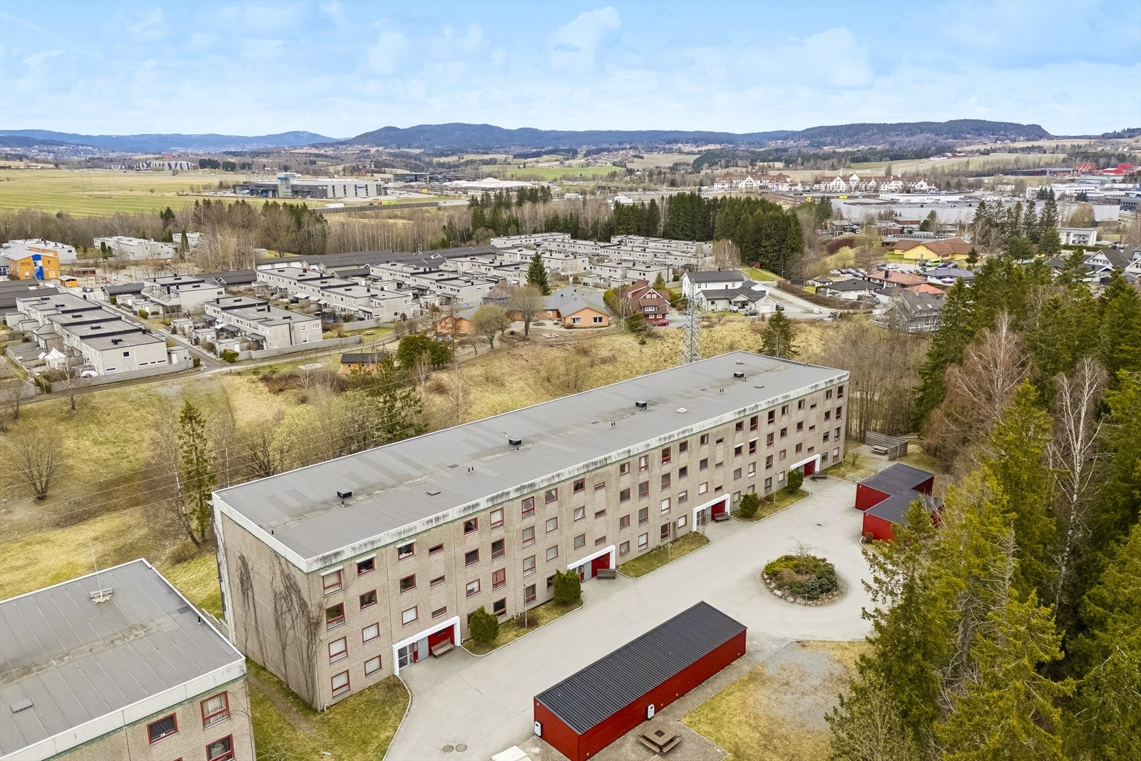 En fin intern beliggenhet innerst på feltet, med trær og grønne fellesarealer. Galleribilde