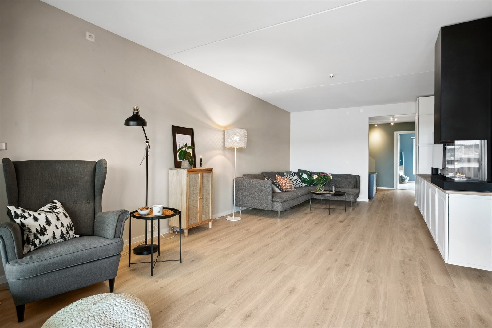 Stuen har god plass til å møblere i flere soner med både sofagruppe og spisebord. Galleribilde