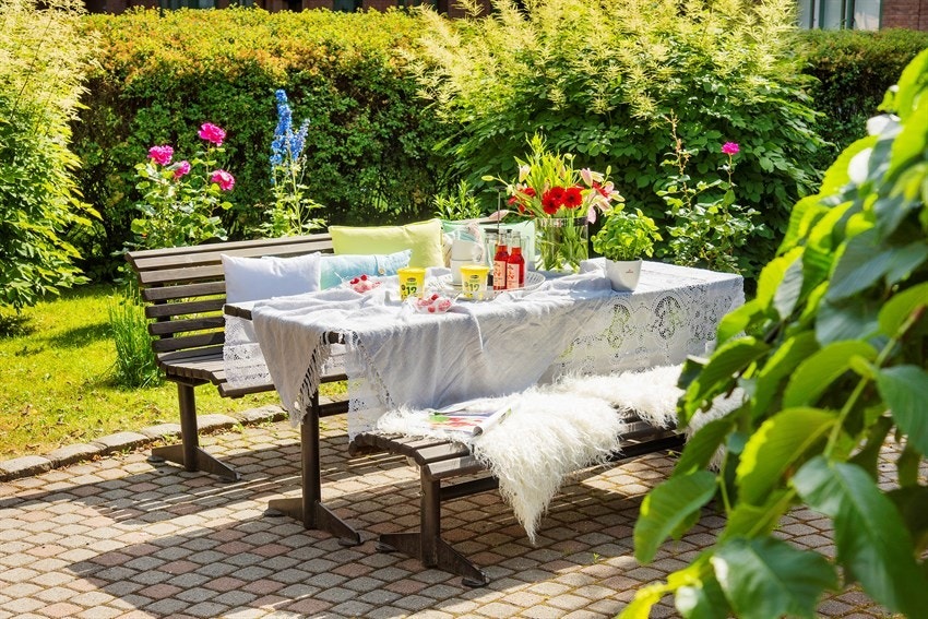"Når det blomstrer om sommeren er det så fint å være ute i bakgården! Det å bare finne roen på gresset med en god bok i sola, eller ta med meg kaffen med noe godt til er noe jeg har satt veldig pris på." Galleribilde