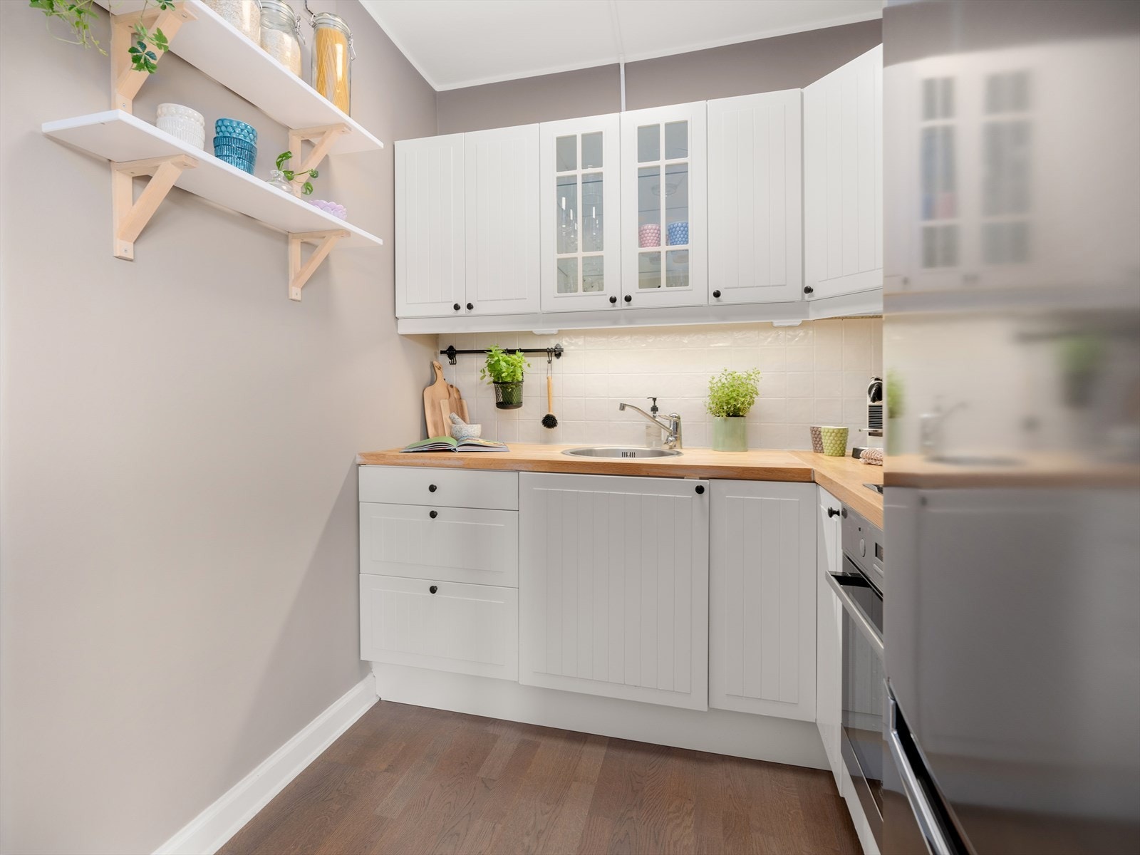 Kjøkkeninnredningen fra IKEA var ny i 2007. Benkeplaten er senere slipt og oljet i 2023. Her er det godt med skap- og benkeplass. Alle integrerte og løse hvitevarer følger med. Galleribilde