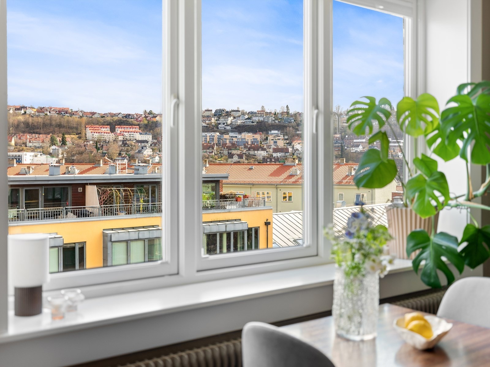 Fra vinduene kan du se utover nabolaget og videre opp mot Ekebergåsen. Galleribilde