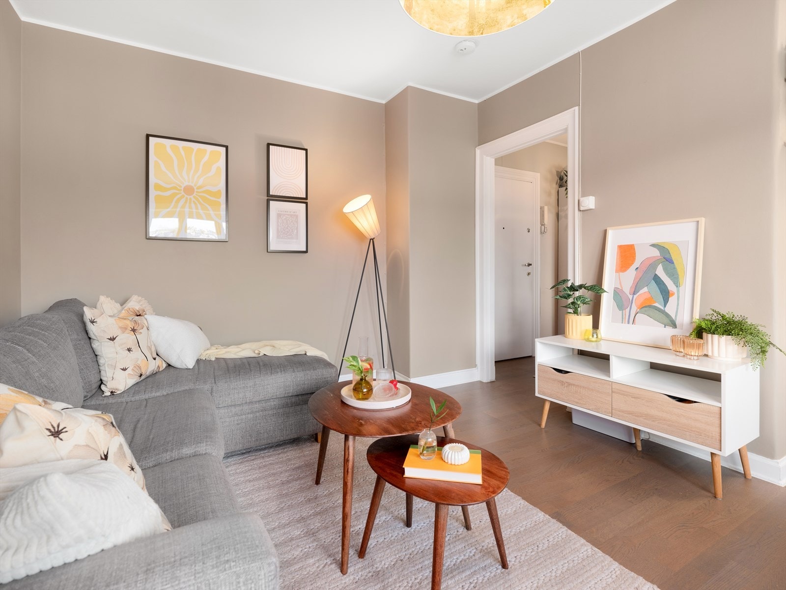Med sovesofa på stua er det også mulighet for å ta imot besøk fra familie og venner, som kommer langveisfra. Ved besøk av flere gjester, er det mulig å leie utleieleiligheten i oppgangen ved siden av til en billig pris. Det har vært gull verdt! Galleribilde