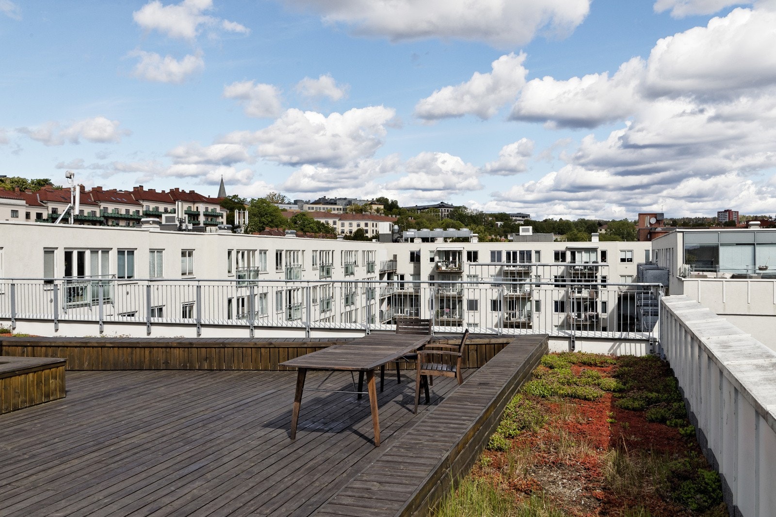 Stor og solrik felles takterrasse for beboerne Galleribilde