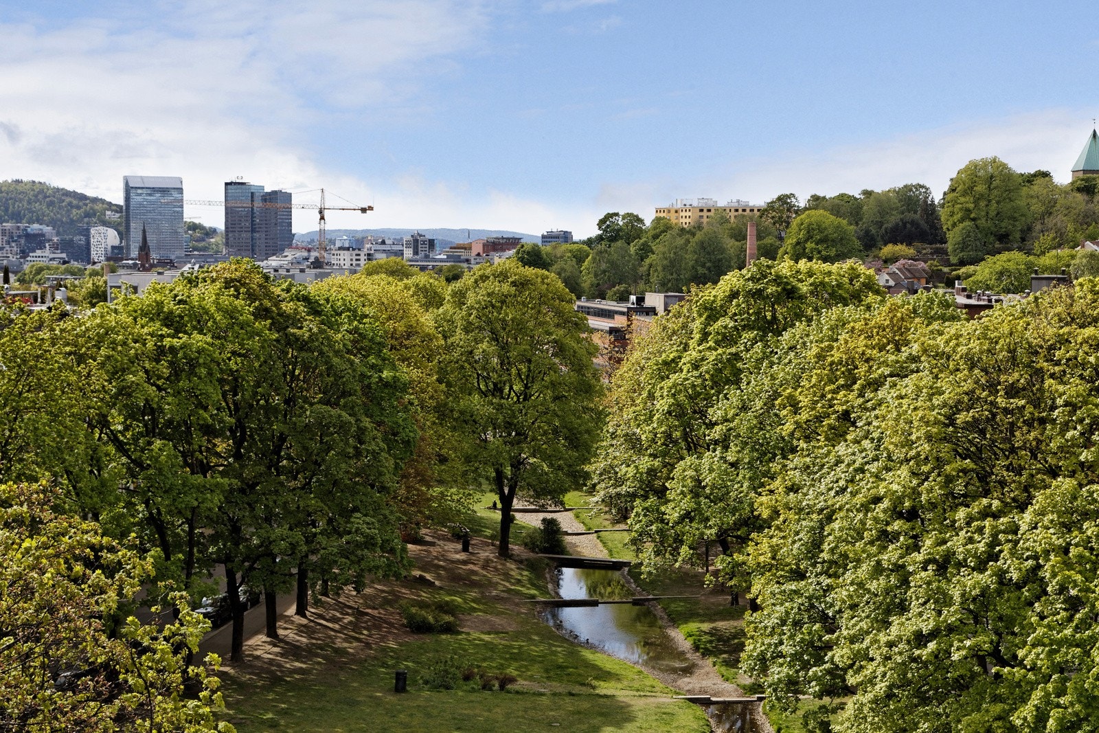 Utsikt fra felles takterrasse. Meget attraktiv beliggenhet med alt du trenger i nærheten. Galleribilde