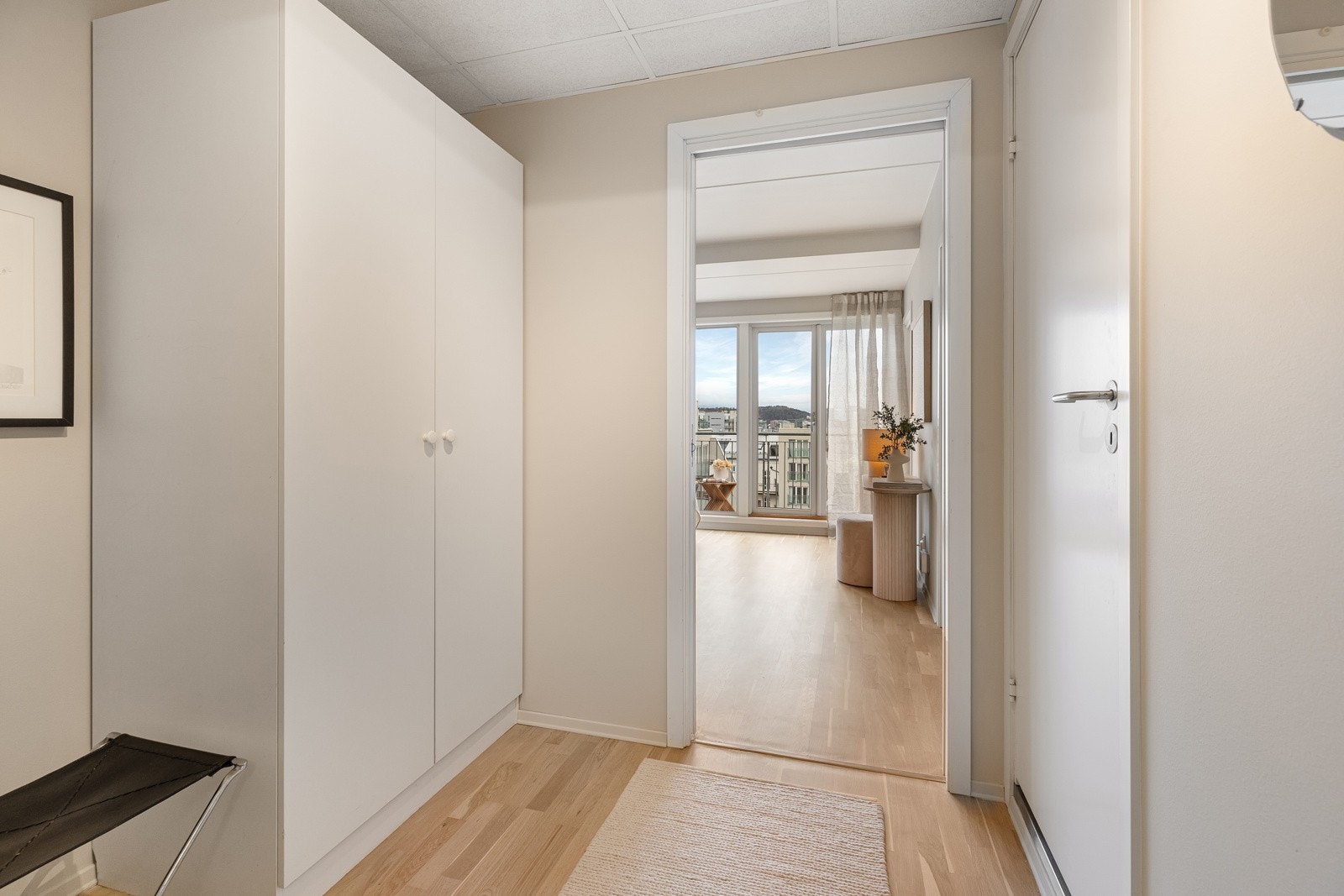Velkommen hjem! God plass for oppbevaring i garderobeskap Galleribilde