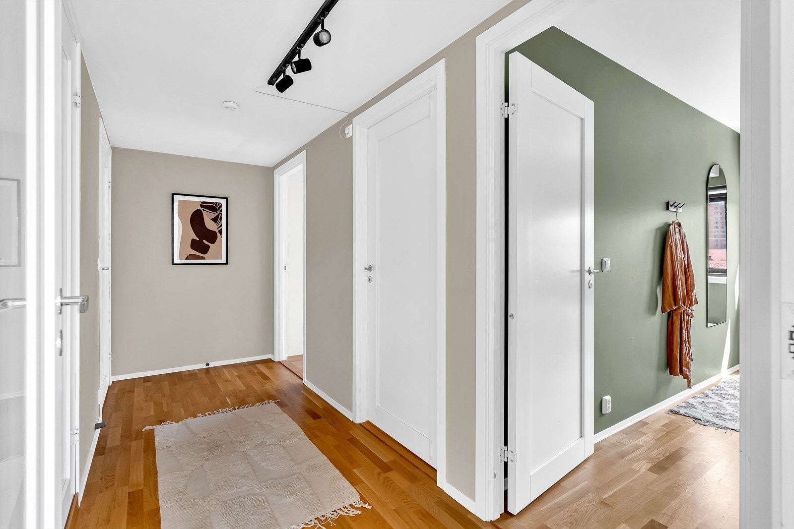 Mellomgang med plass til bokhylle eller diverse oppbevaringsløsninger. Galleribilde