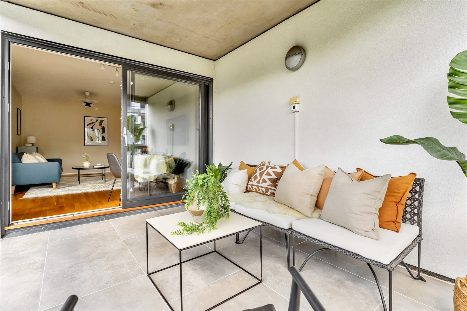 Balkongen blir en naturlig forlengelse av stue og brukes hele året. Galleribilde