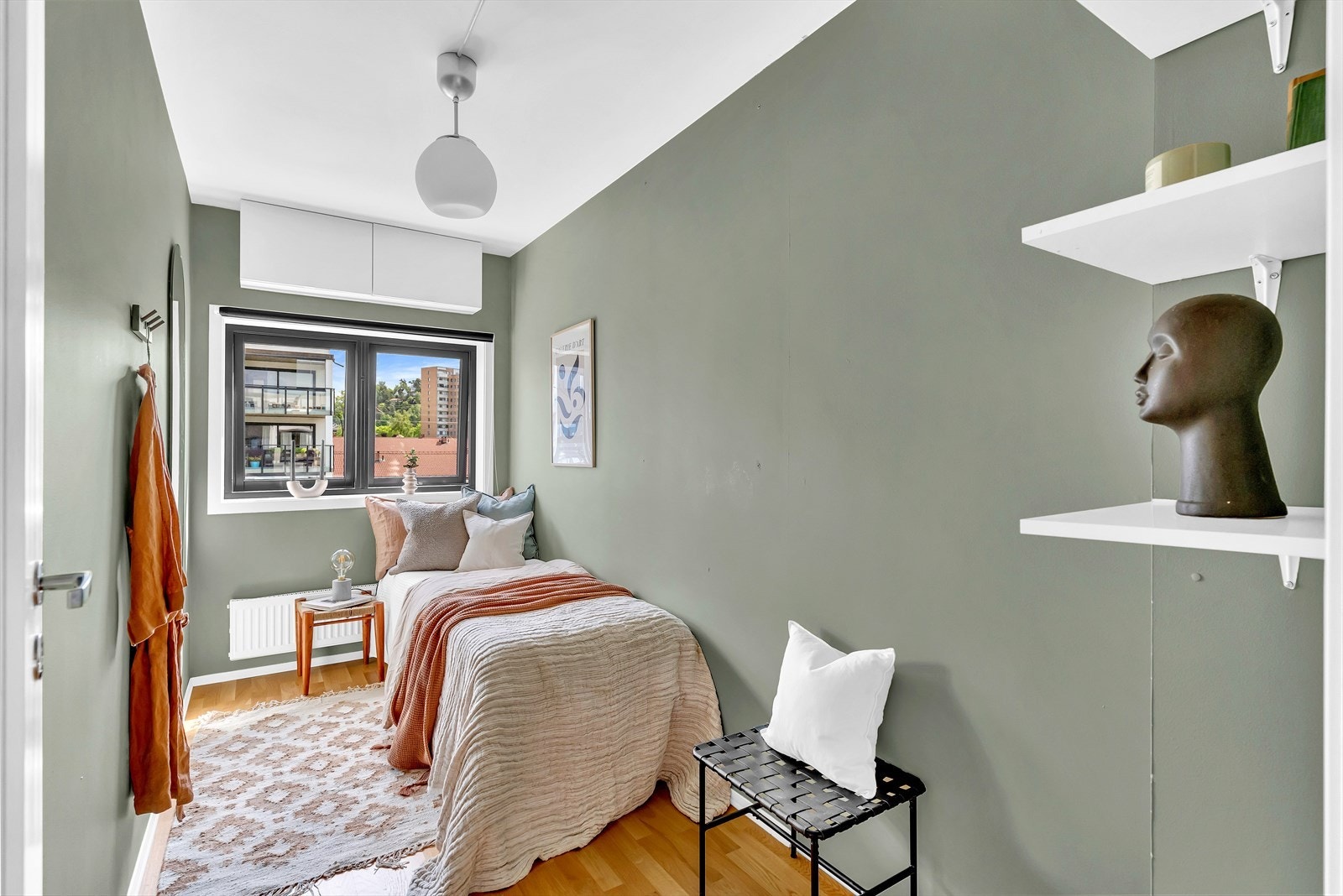 Soverom 2 har plass til seng og arbeidspult om ønskelig. Galleribilde