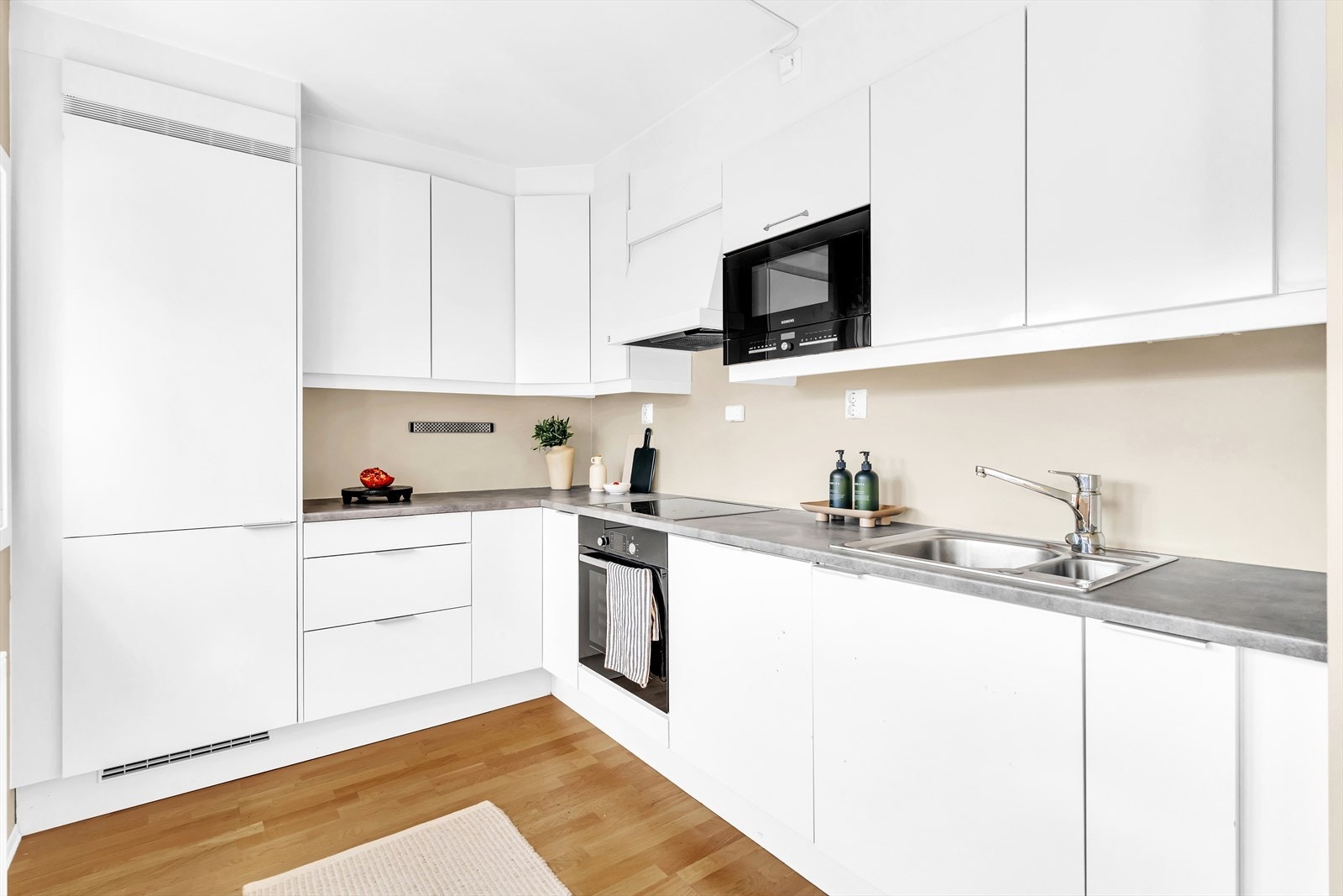 Integrerte hvitevarer som kjøleskap/-frys, oppvaskmaskin, komfyr og nedfelt platetopp medfølger. Ventilator er tilkoblet balansert ventilasjon i bygget. Galleribilde