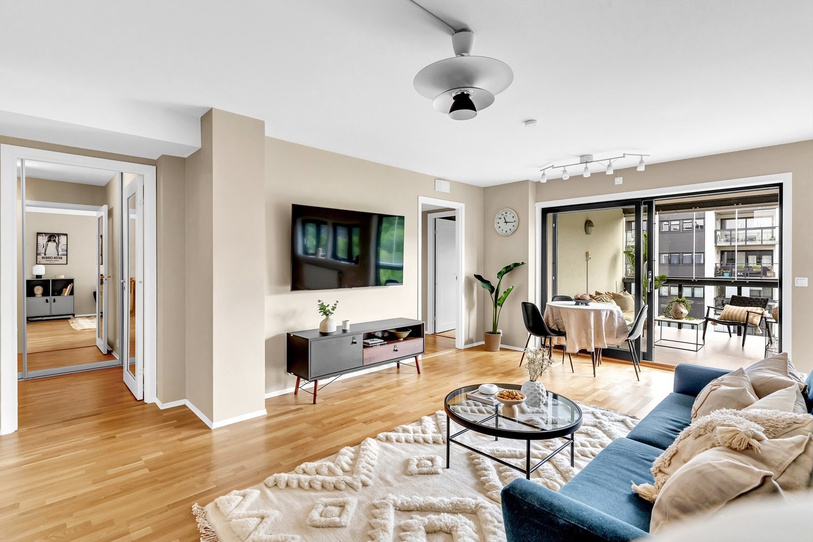 Romslig stue som er enkel å innrede. Plass til stor sofagruppe samt spisebord. Galleribilde