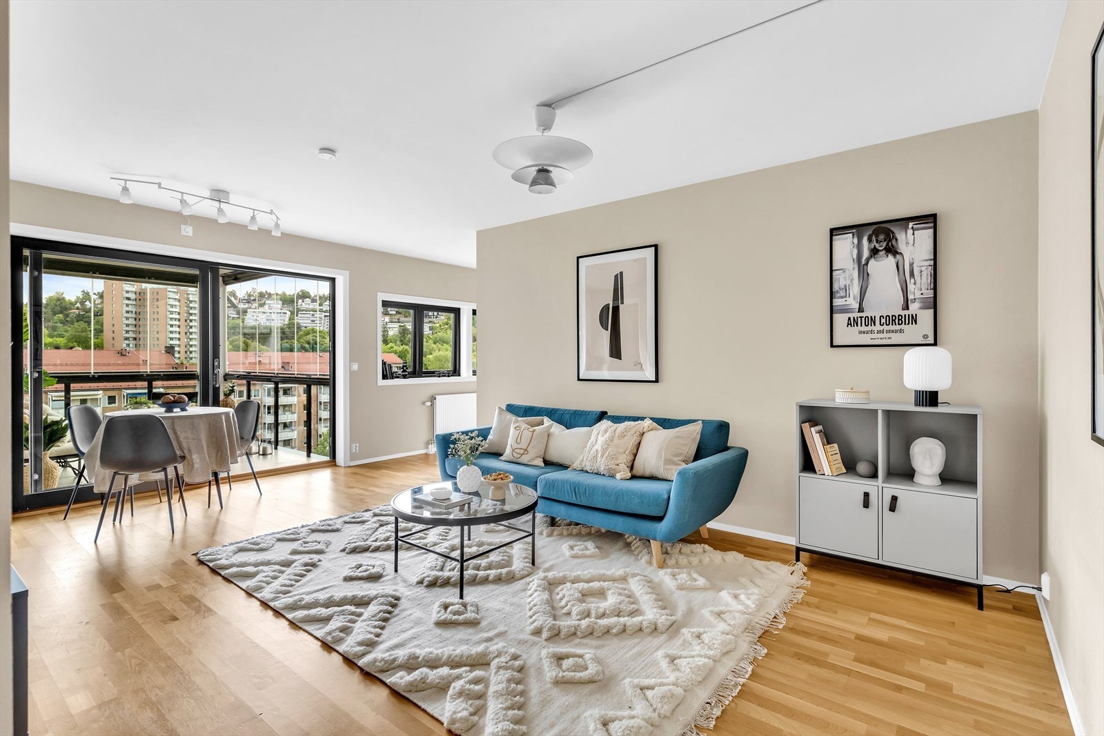 Leiligheten ligger i byggets 10. etg og har enkel adkomst med heis. Galleribilde