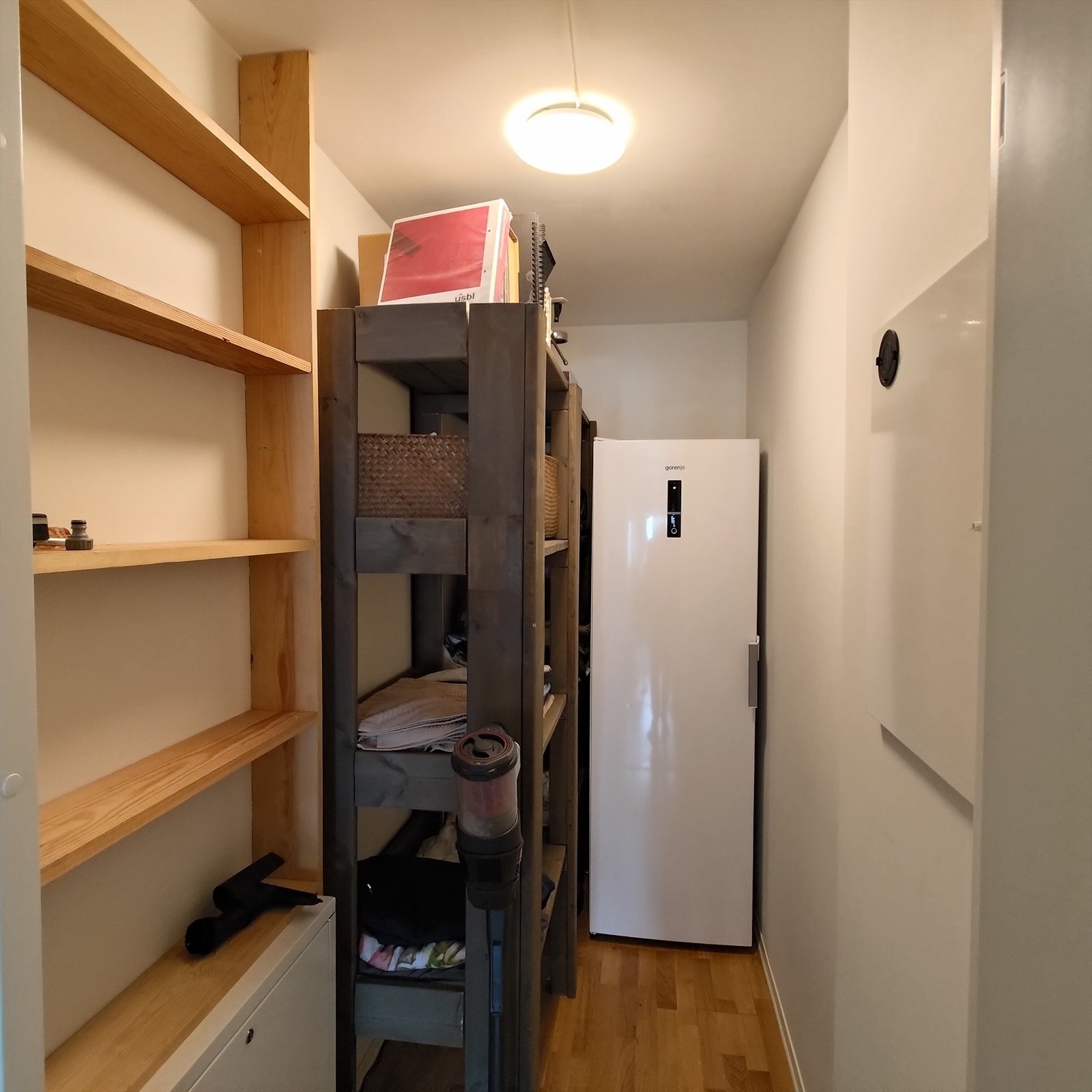 Praktisk innvendig bod med strøm. Fryser kan medfølge om ønskelig. Galleribilde