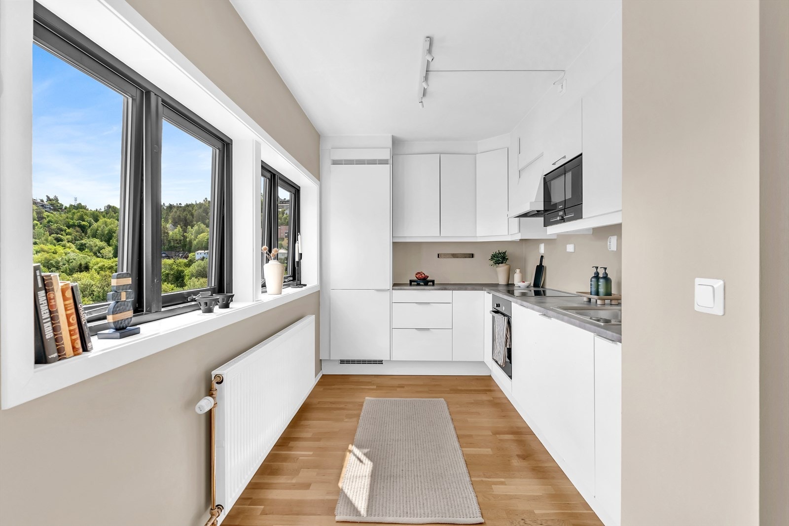 Store deler av leiligheten er vendt mot Svartdalsparken. Galleribilde