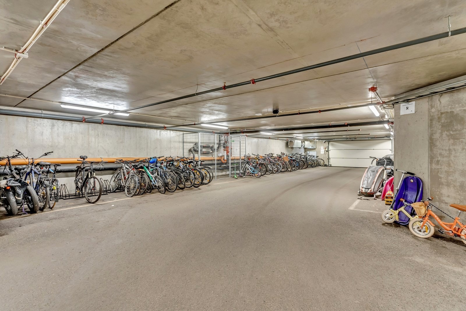 Her kan du enkelt sykle til sentrum. Parkering for sykler i felles garasjeanlegg. Galleribilde