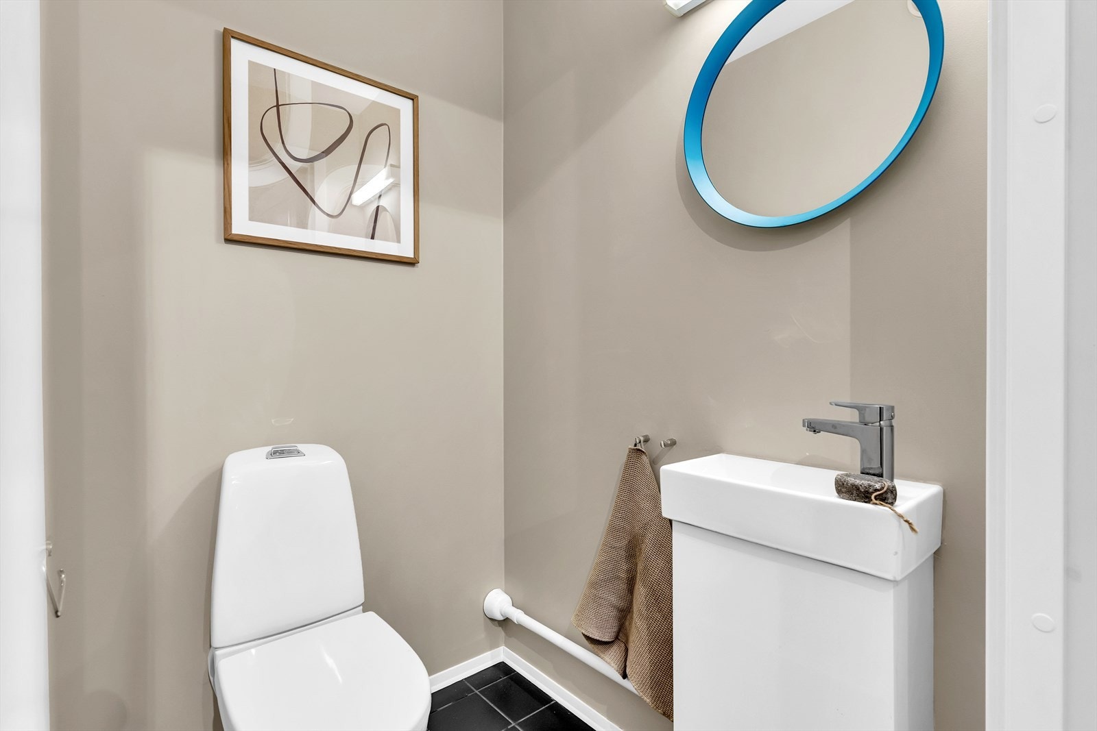 Eget toalettrom med vask. Inngang fra inngangsparti. Galleribilde