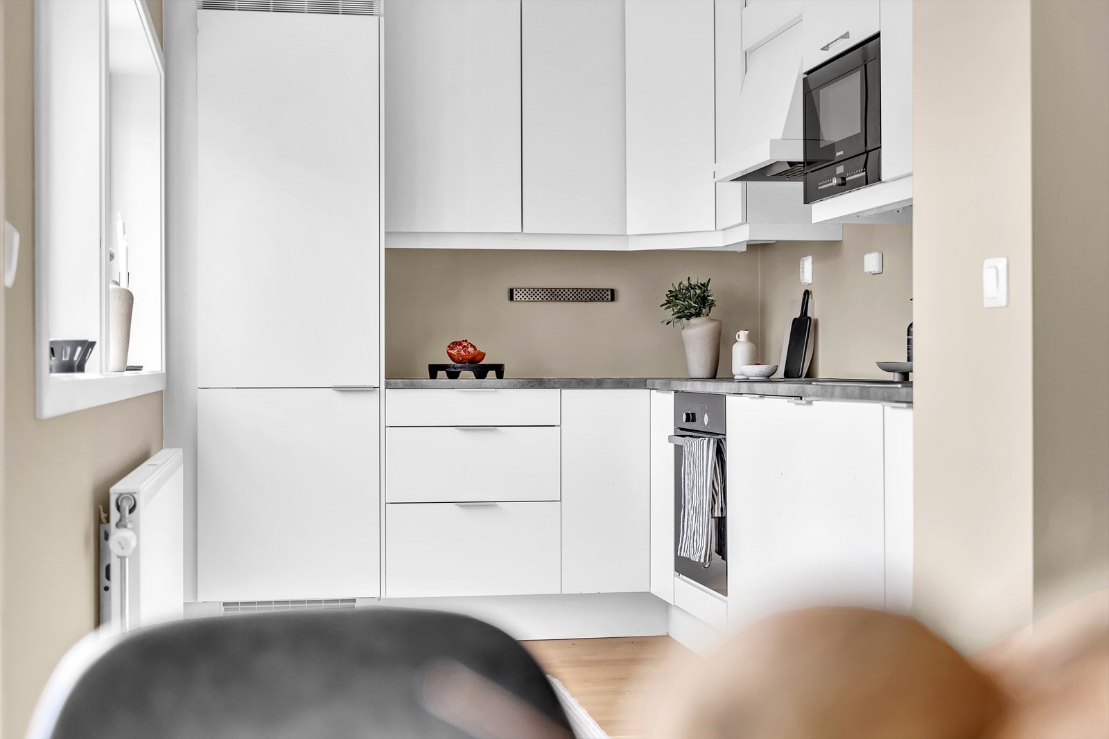 Hele leiligheten ble malt i 2022. Leiligheten blir oppvarmet via vannbåren oppvarming gjennom radiatorer fra fjernvarme. Galleribilde