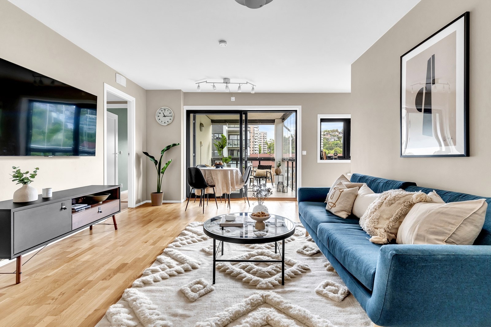 Romslig stue som er enkel å innrede. Plass til stor sofagruppe samt spisebord. Galleribilde