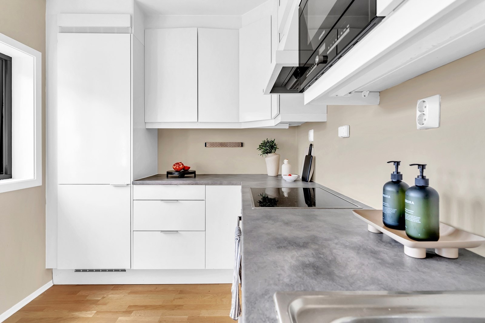 Godt med skap- og benkeplass på kjøkkenet. Frontene har noe bruksslitasje. Oppgradering bør påberegnes. Galleribilde