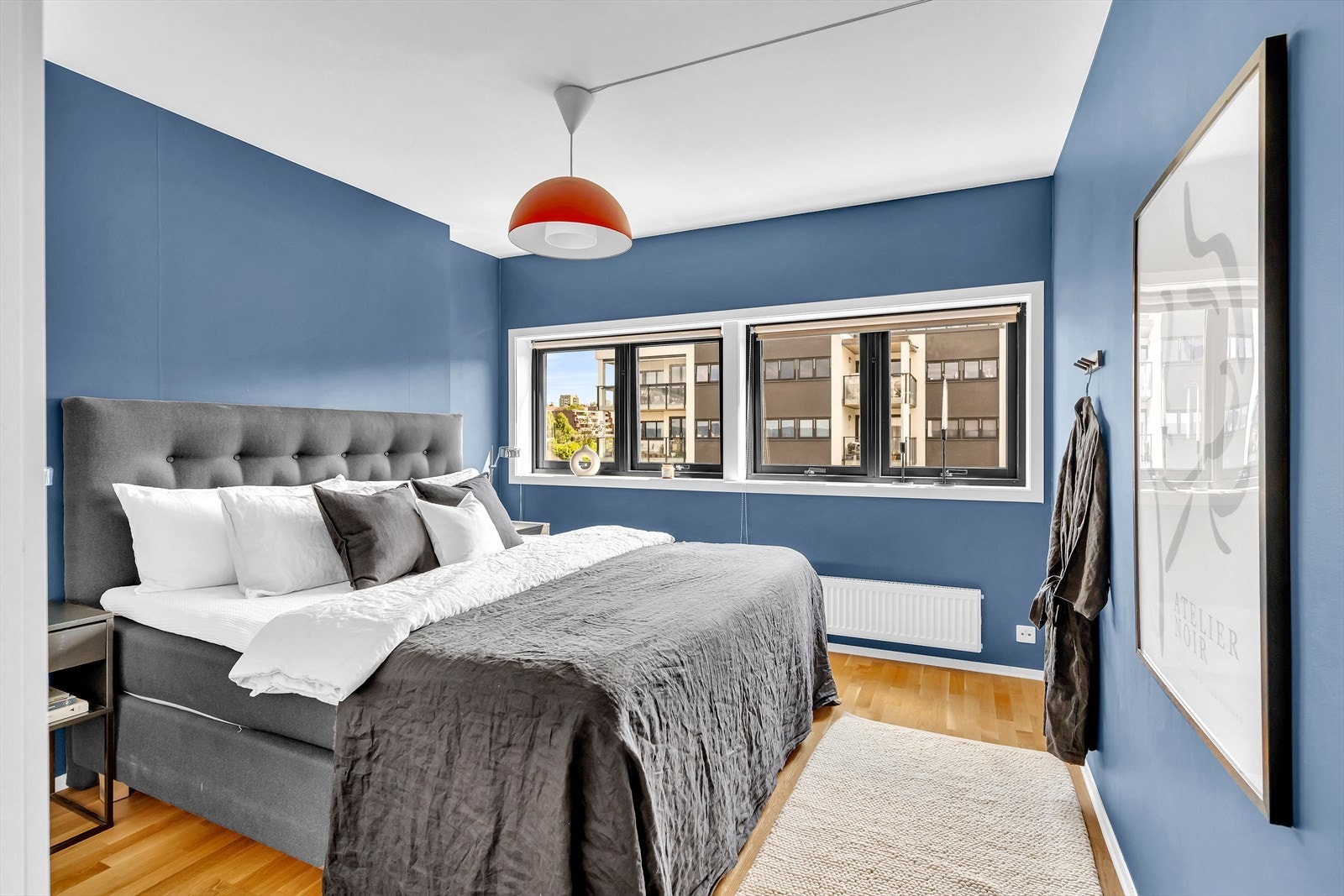 Hovedsoverommet er stort og luftig. Plass til stor dobbeltseng. Galleribilde