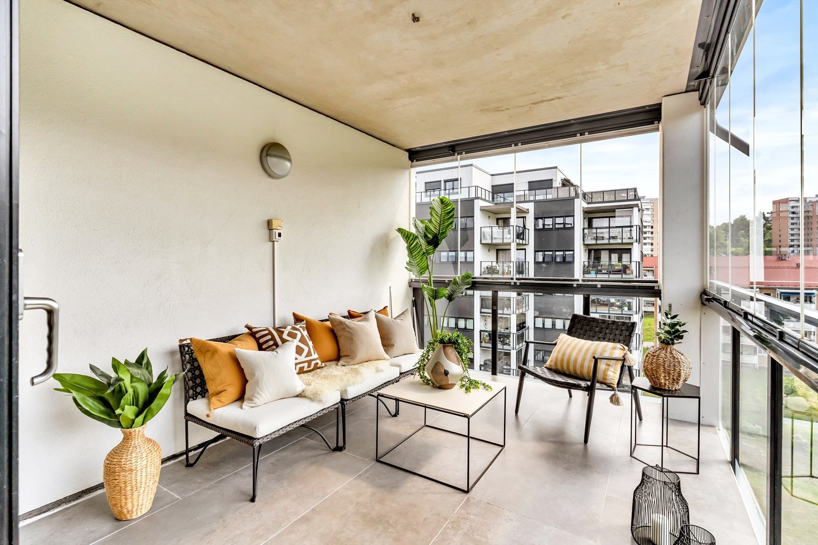 Utgang fra stue til stor innglasset balkong på ca. 10 kvm. Galleribilde