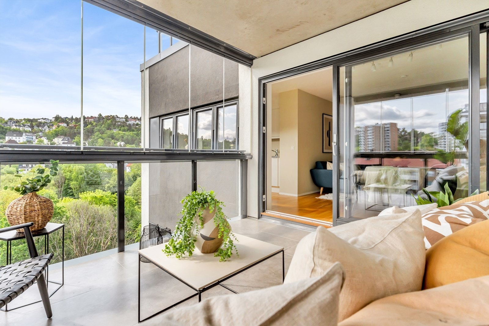 Balkong har nydelig utsikt mot Svartdalsparken. Galleribilde