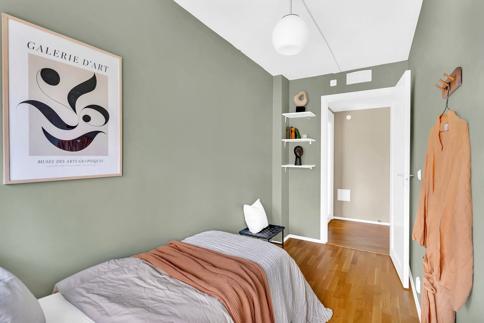 Soverom 2 egner seg perfekt som kontor/barnerom eller hobbyrom. Galleribilde