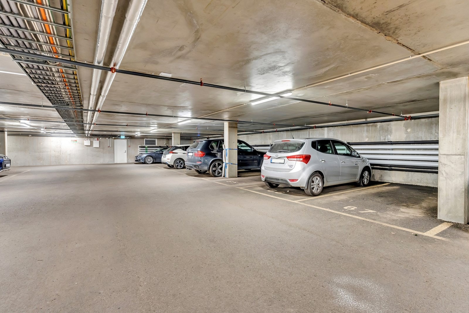 Garasjeplass i oppvarmet garasjeanlegg medfølger. Mulighet for El-bil lader. Direkte adkomst med heis. Galleribilde