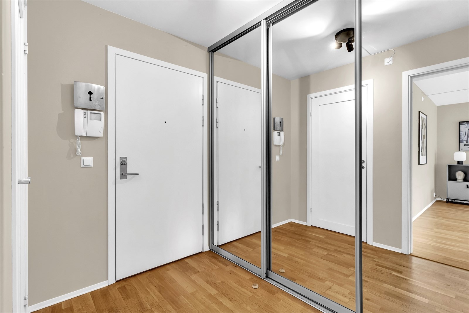 Stor skyvedørsgarderobe i entreen medfølger. Galleribilde