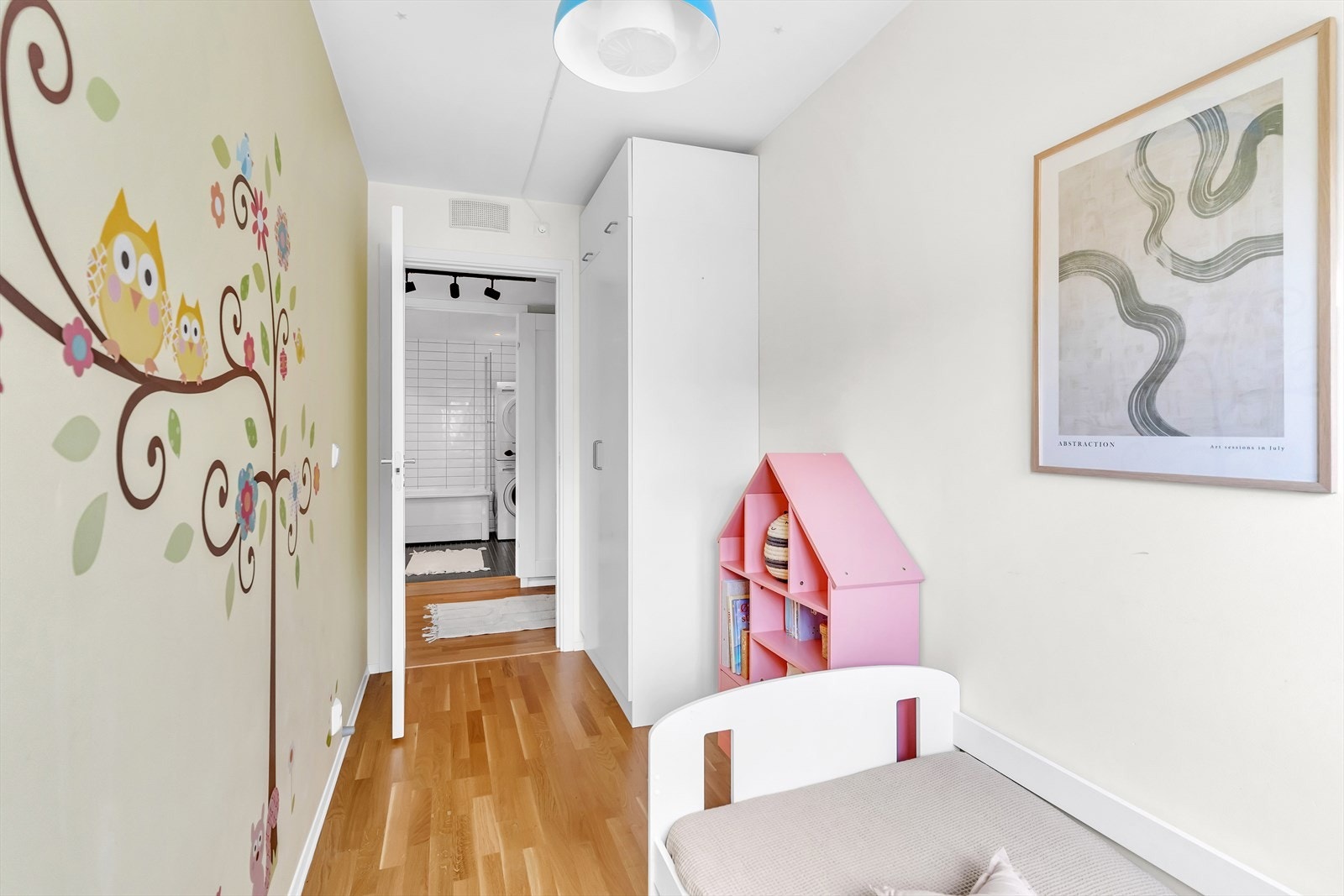 Garderobeskap medfølger. Galleribilde