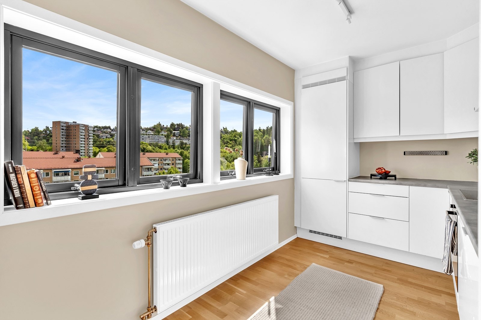 Kjøkkenet ligger noe adskilt i eget krok og har flotte vinduer som byr på godt lysinnslipp og utsikt. Galleribilde