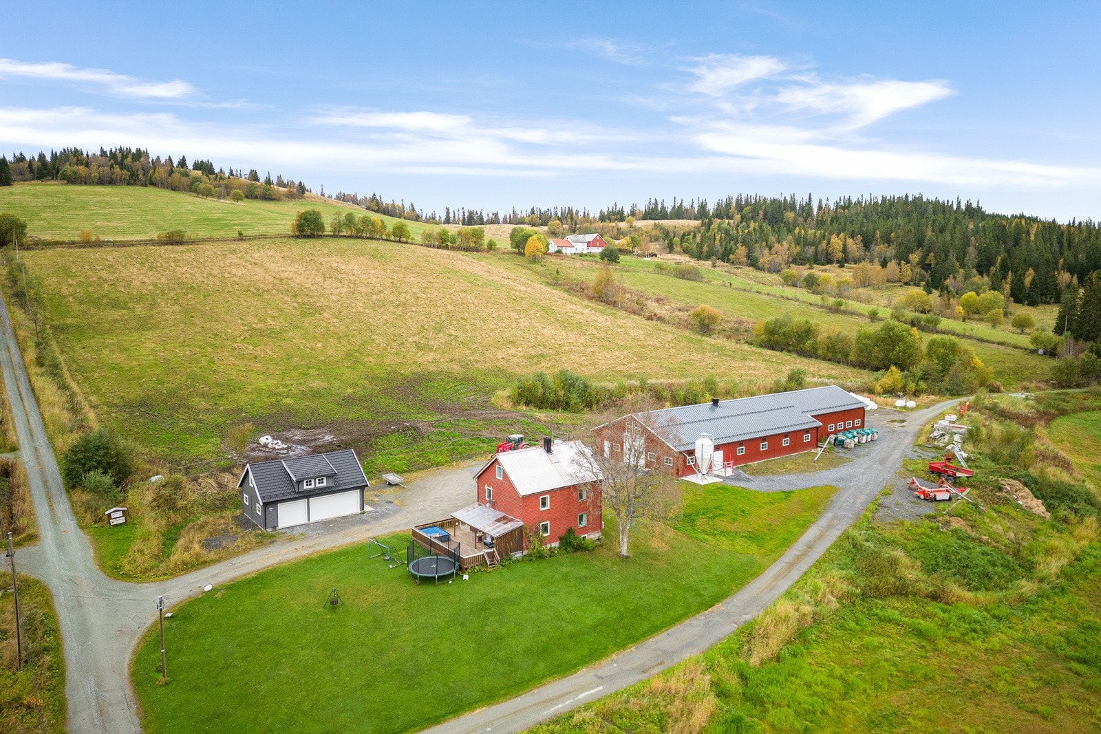 Eiendommen er på 456,4 dekar hvorav 131,6 er dyrka Galleribilde
