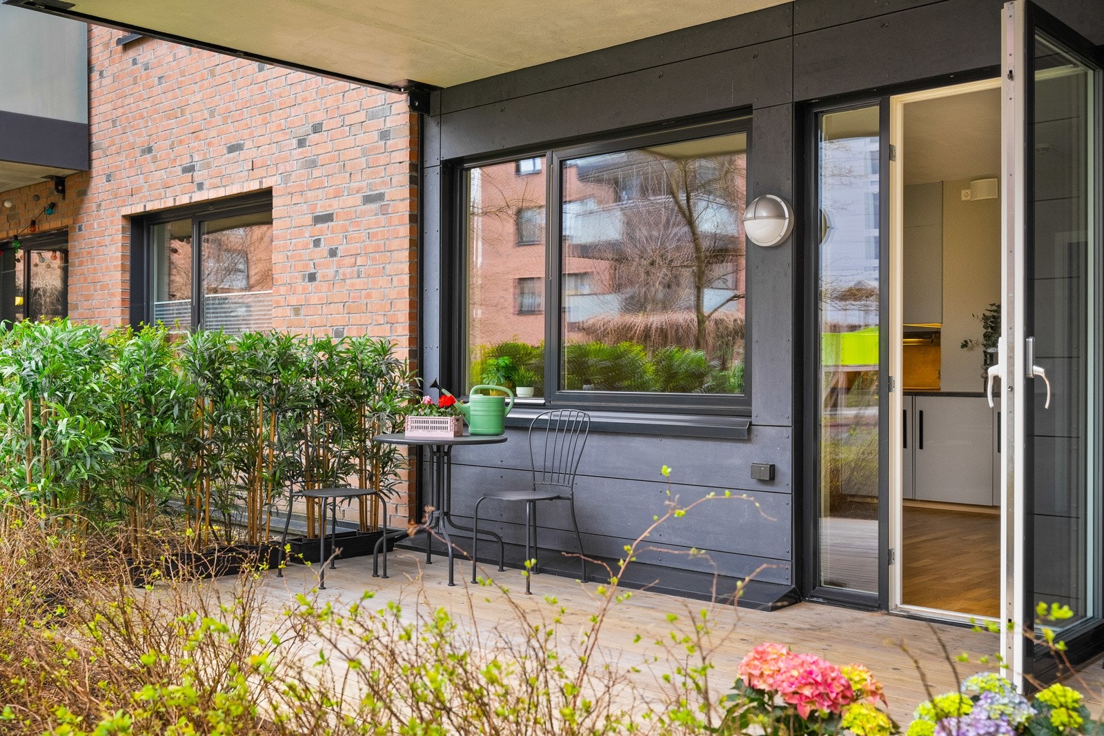 Utgang fra stue til boligens romslige markterrasse. Galleribilde