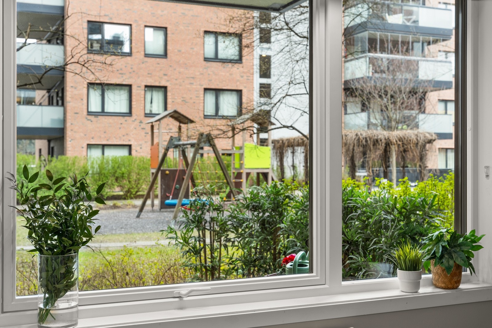 Store vinduer slipper inn rikelig med naturlig lys. Galleribilde