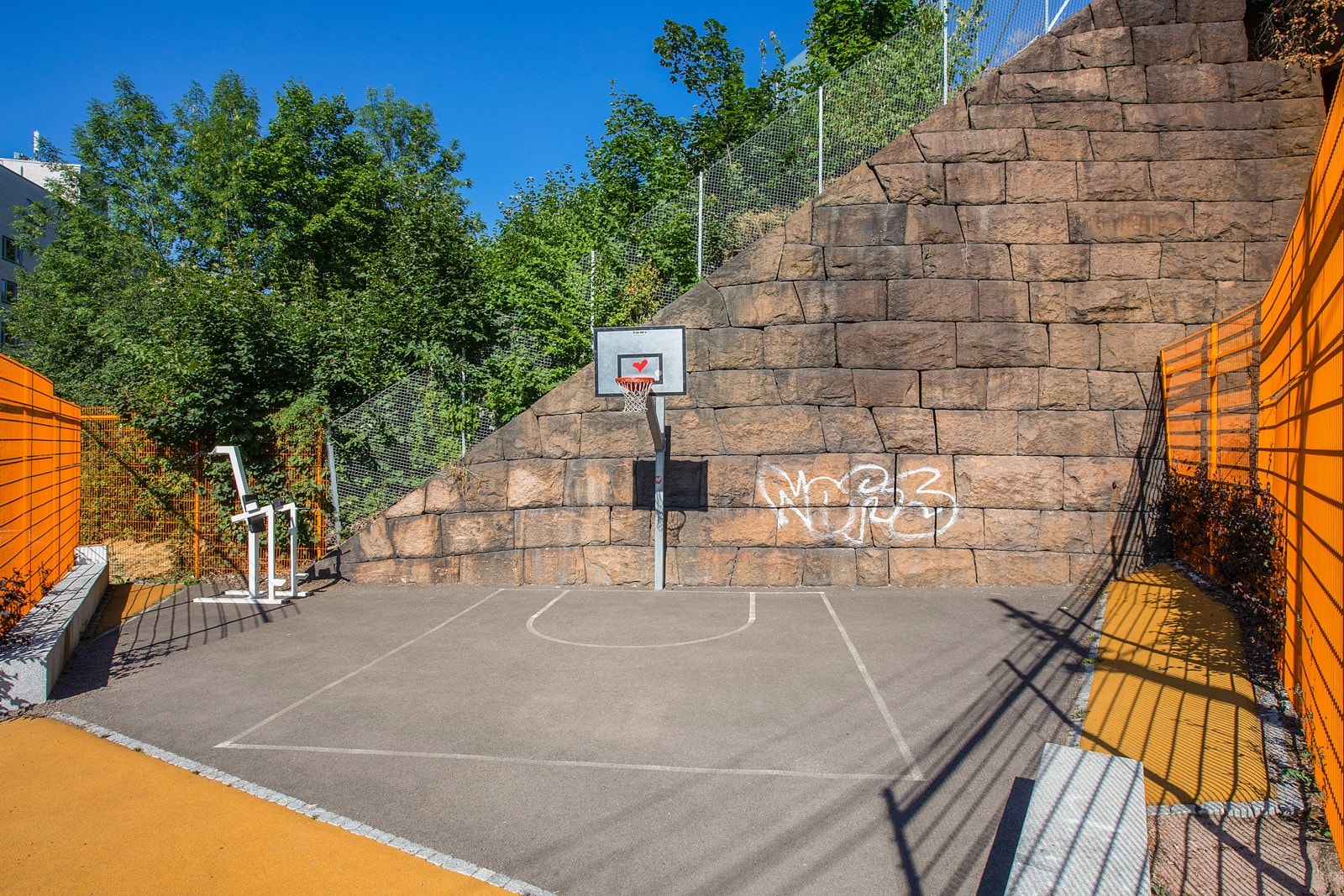 Nærområdet - Flott idrettsanlegg i Kværnerbyen med blant annet basketbane og liten fotballbane. Galleribilde