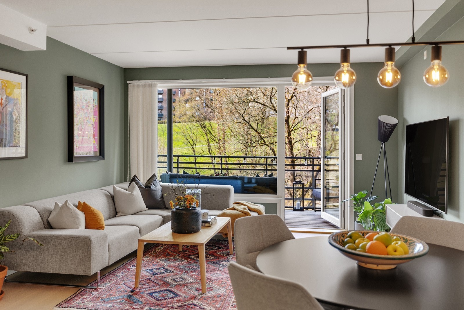 Store vindusflater ut mot leilighetens fantastiske balkong Galleribilde