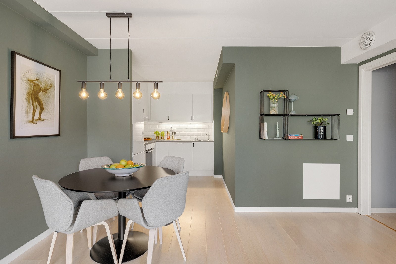 Kjøkkenet ligger i en fin delvis åpen løsning med stuen Galleribilde